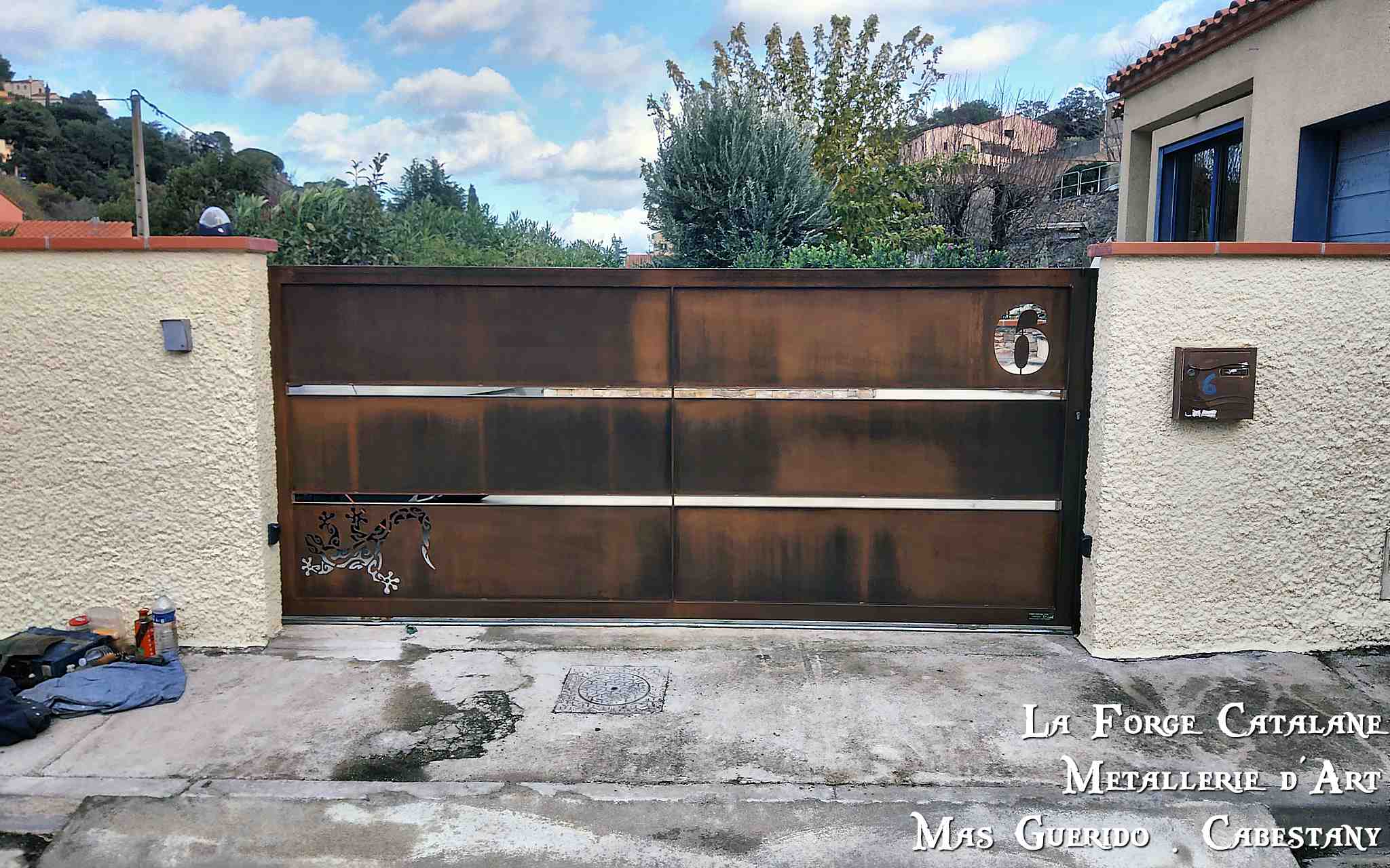 portail coulissant avec numero de maison et motif decoupe au laser forge catalane.jpg